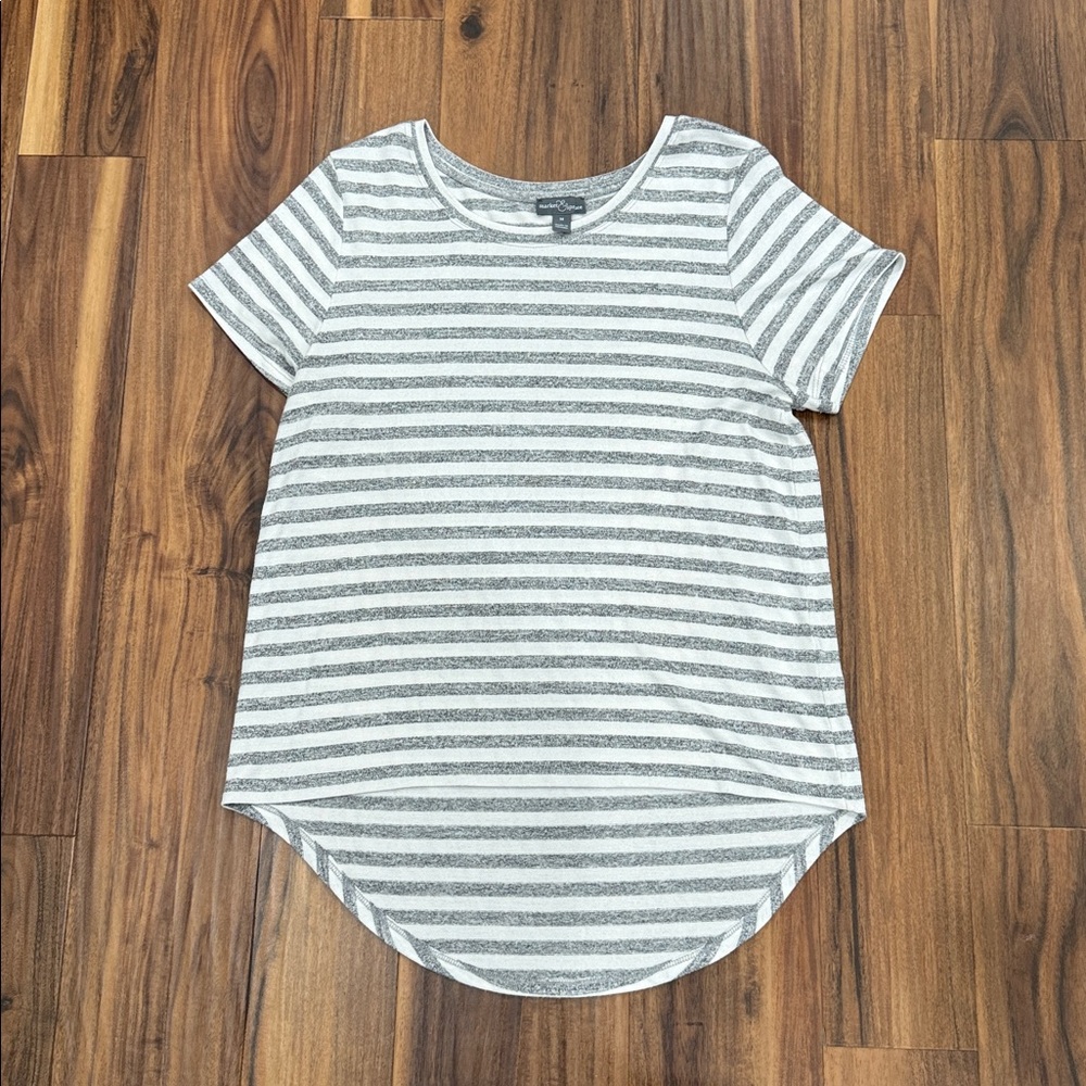 Market & Spruce Striped Gray and White Top Size Medium - Picture 2 of 3